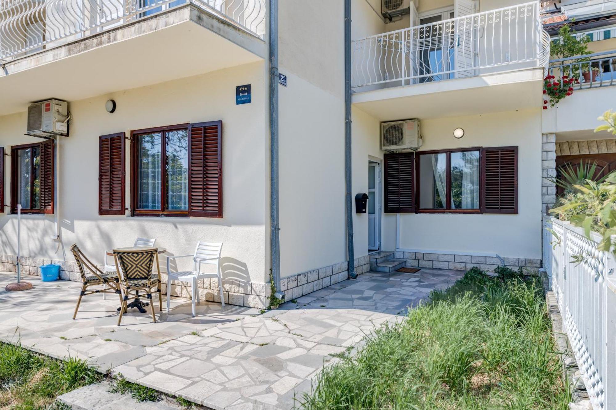 Beachfront Drazen, With Garden And Parking * Split