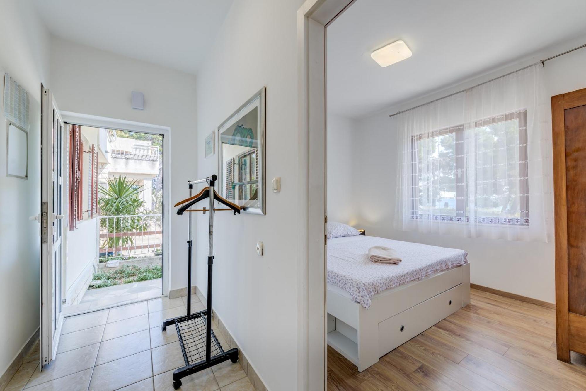Beachfront Drazen, With Garden And Parking Apartment Split