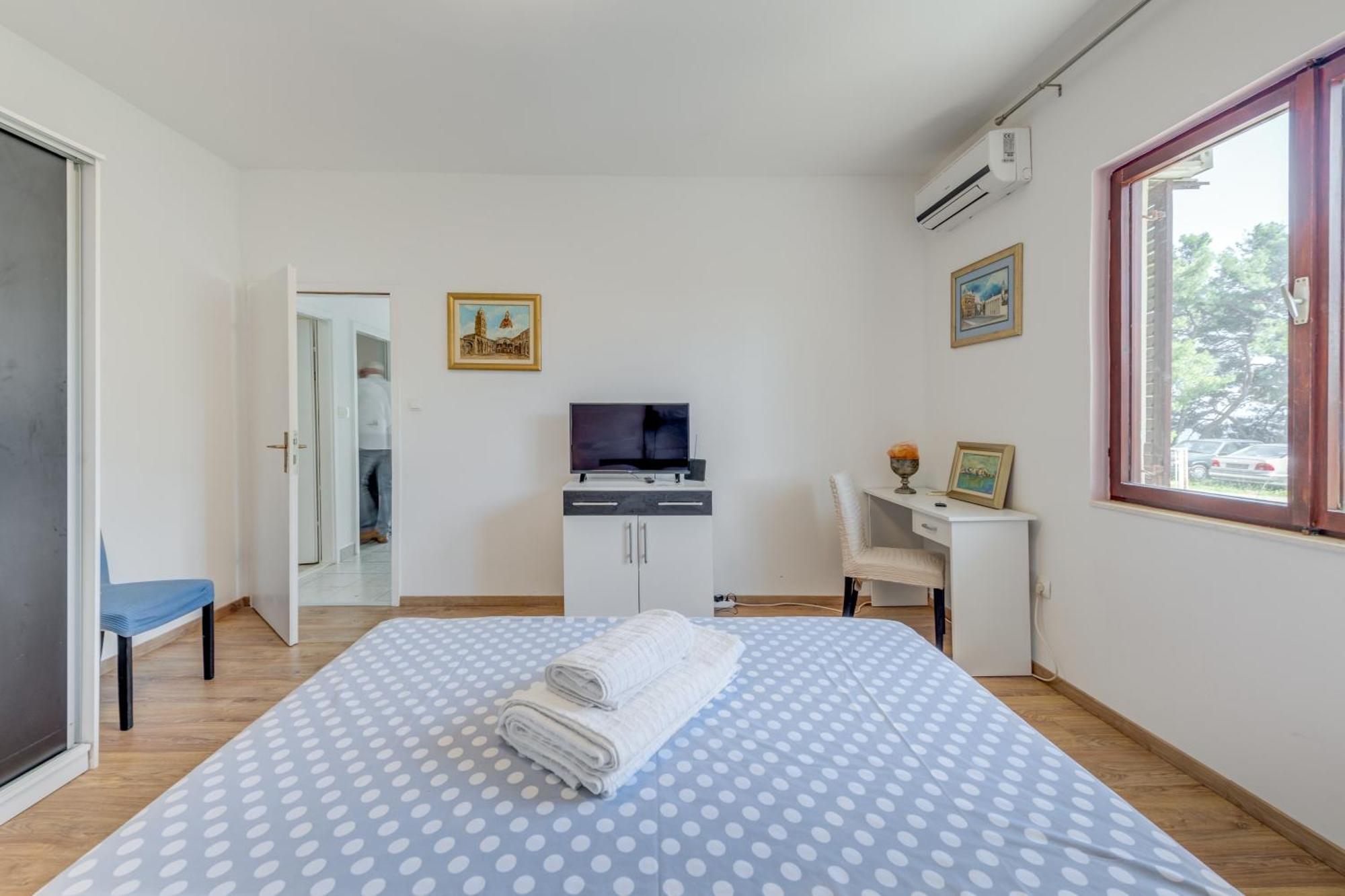 Beachfront Drazen, With Garden And Parking * Split